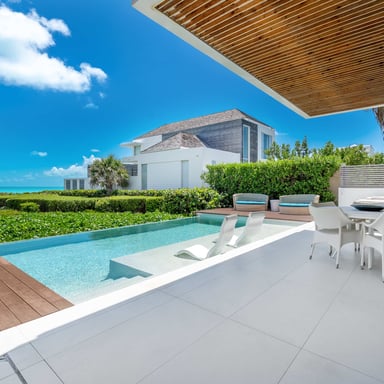 Piscine et terrasse de Hyperion Villa, îles Turques-et-Caïques
