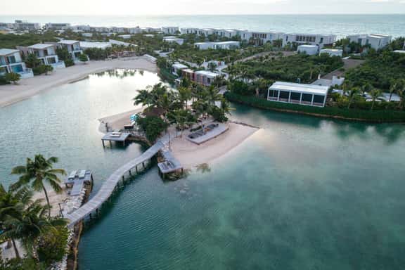 Lagoon Villa 6BR + Guesthouse - Imagen 1