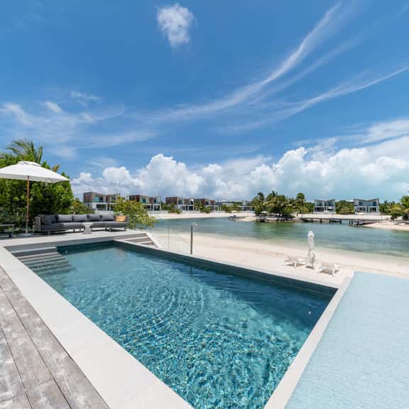 5BR Lagoon Villa + Guest House 16 - Imagen 1