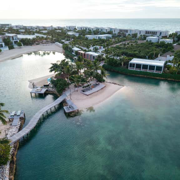 Lagoon Villa 6BR + Guesthouse - Imagen 1